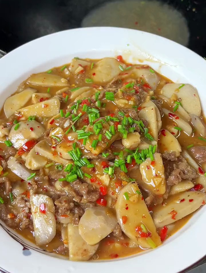 做法简单又巨下饭的芋子滑牛肉