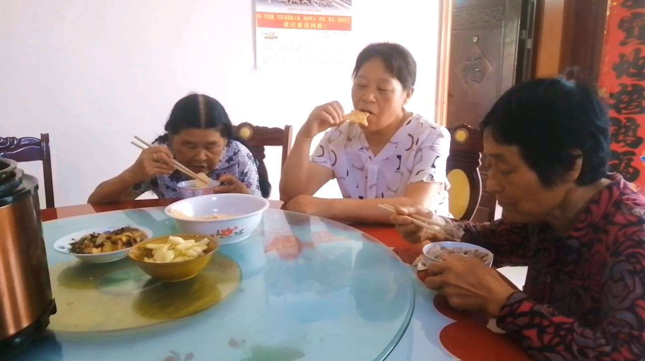 朱大哥丈母娘来了,朱嫂炖排骨汤泡锅巴真香,叫来婆婆一起吃