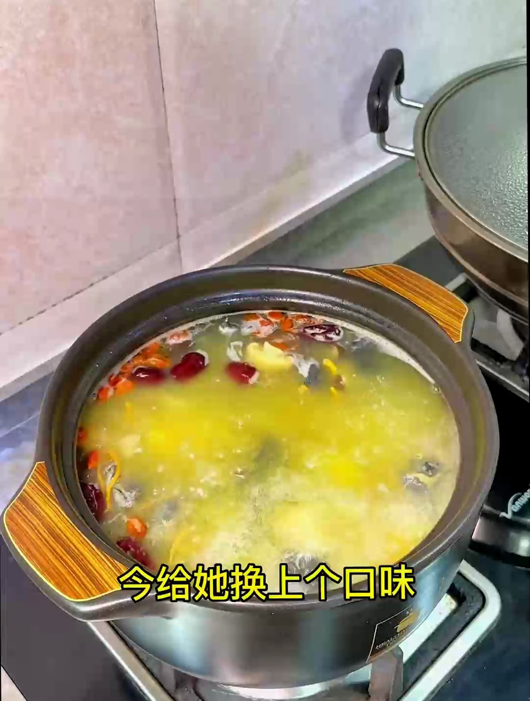汤鲜味美又清淡的炖乌鸡汤 做法简单