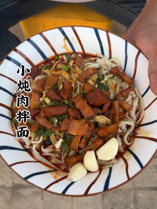 山西人,有谁能拒绝了这碗,小炖肉拌面,一吃一个不吱声