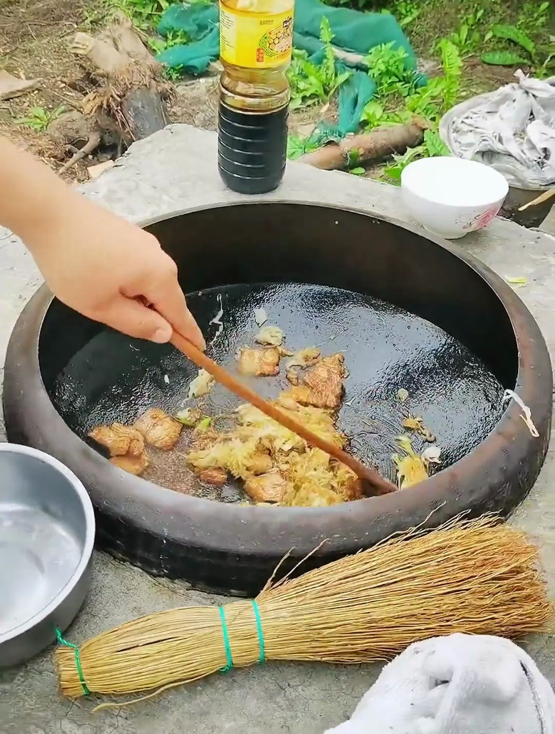朝鲜族铁锅猪肉炖酸菜,放上一根猪大肠,配点辣白菜,香迷糊啦