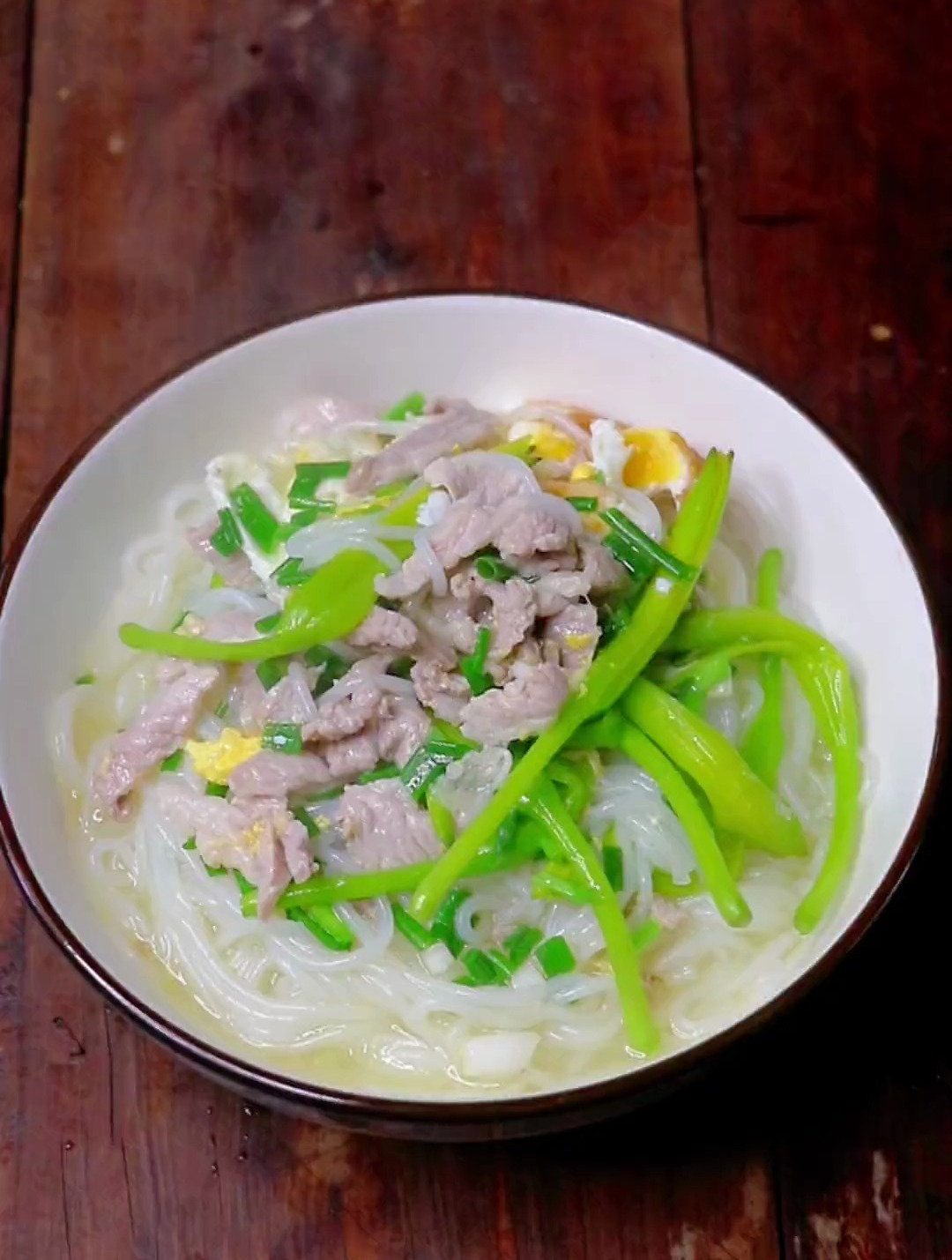 瘦肉鸡蛋粉搭配几根新鲜的黄花菜,汤鲜味美