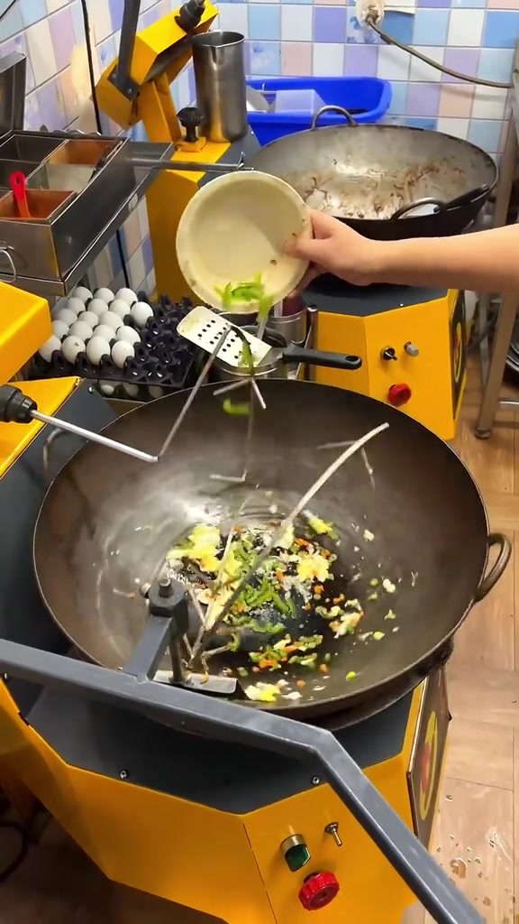 印度全自动炒饭炒面机器人,妥妥黑科技,干净又卫生!