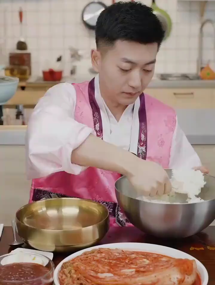正宗的石锅拌饭酱需要放水果小火熬制的 即使不放很多配菜也好吃