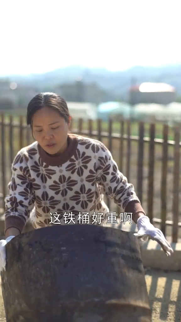 阿公的菜 家乡年货天花板 快过年了,今天老妈熏了些腊鱼和腊肉