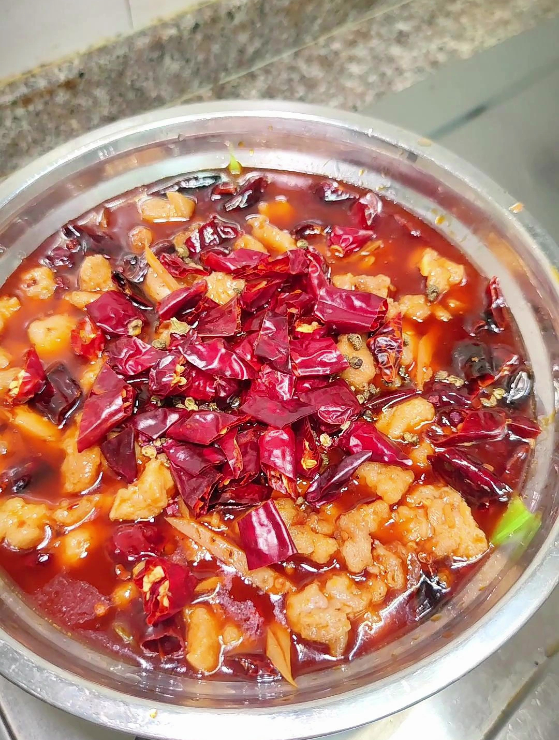 麻辣火锅兔,不用火锅底料在家就能做,香辣过瘾兔肉嫩滑