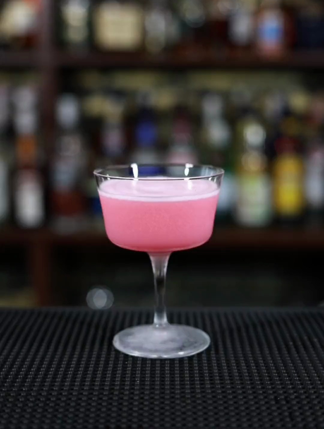 这是一款专门为女性调制的红粉佳人鸡尾酒