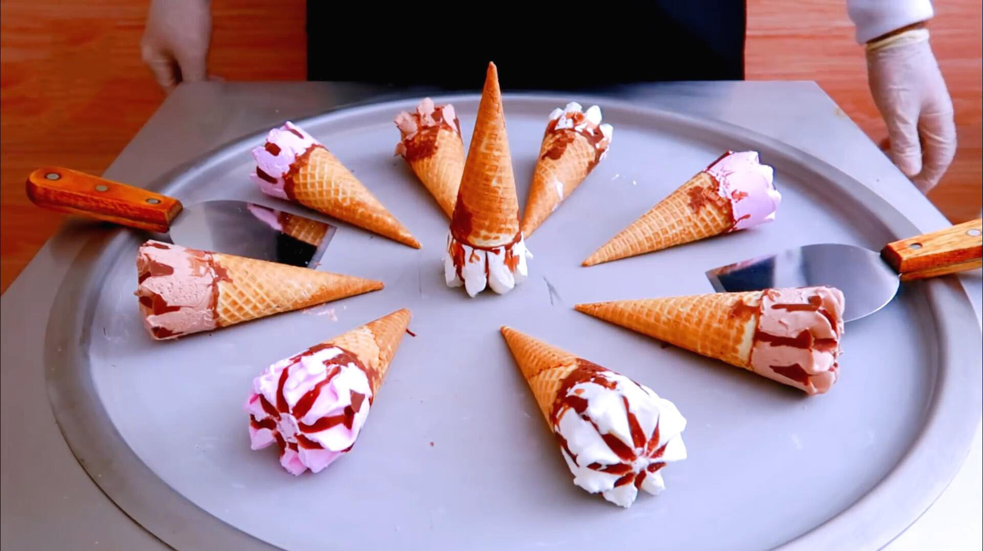 小伙脑洞大开!用9个甜筒冰淇淋做炒冰,成品一卷一卷的太馋人了