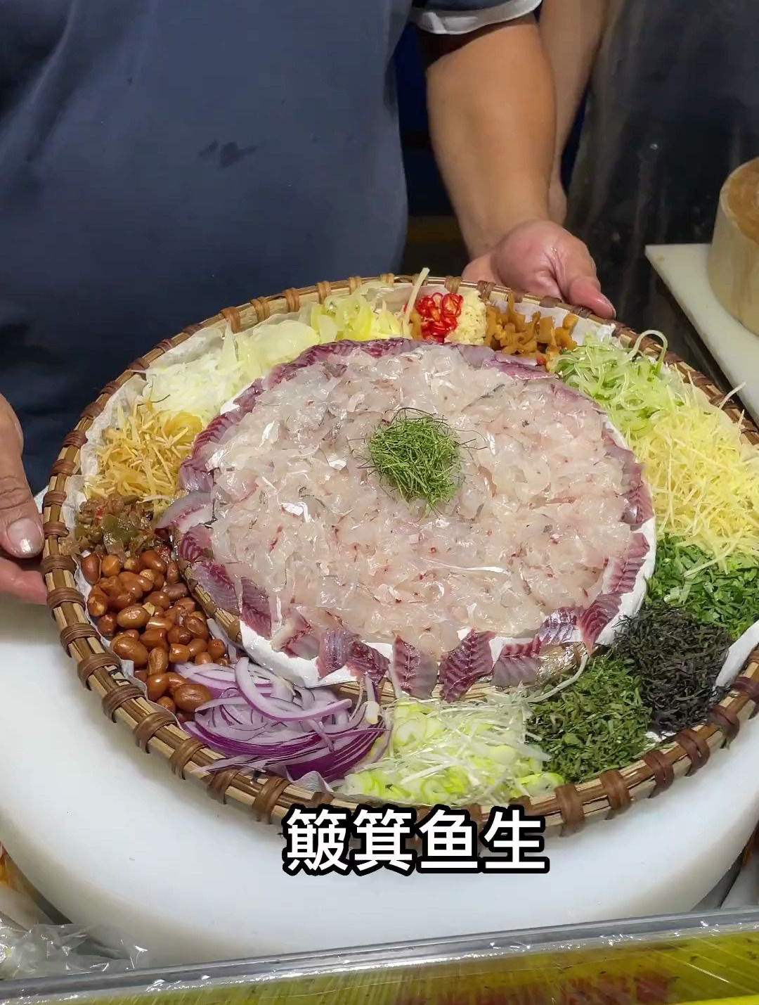 舌尖上的横县鱼生,要配上好刀才算成功