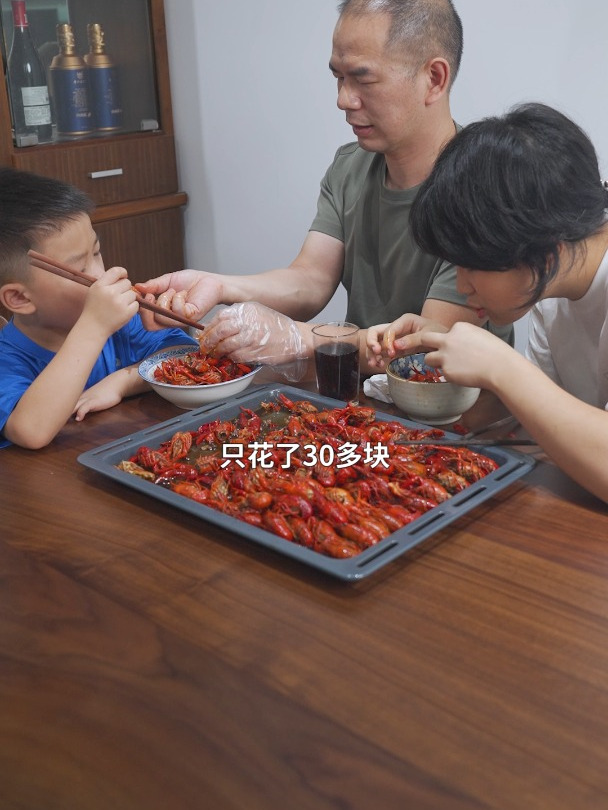 在家轻松做卤虾只需要一包湘味老卤汁,虾肉紧实Q弹,非常入味!