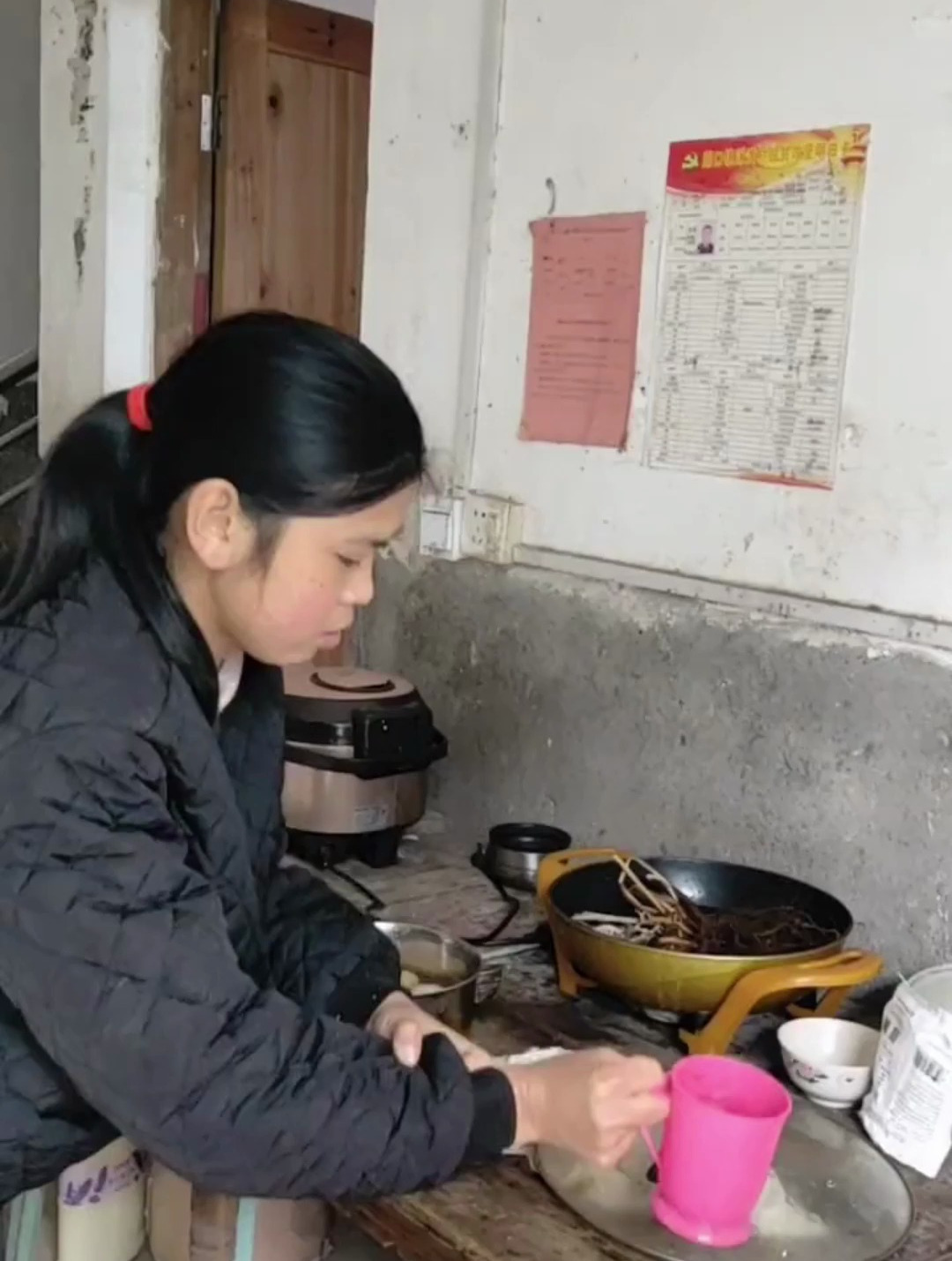 爷爷因为砍柴扭伤了膝盖 别人跟妈妈 说用艾叶煮鸭蛋可以缓解疼痛