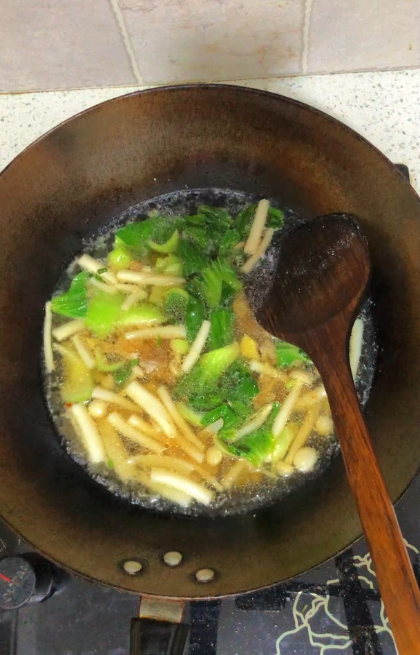 蔬菜汤的做法大全,分享一道青菜海鲜菇肉片汤