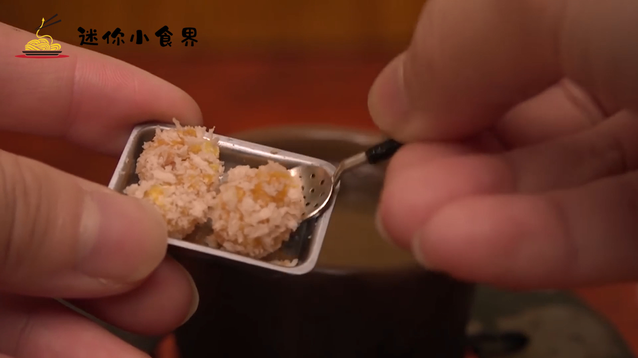 美食小教程,油炸肉丸子,油炸肉球,做美食真的会上瘾~