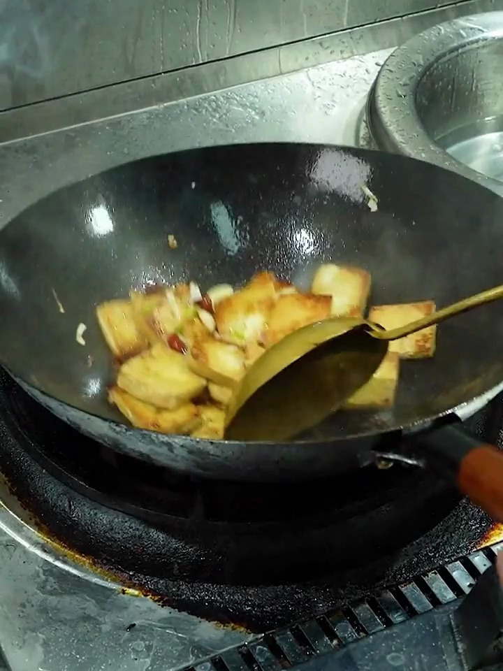 家常菜-蒜苗炒豆腐,精彩美食持续更新