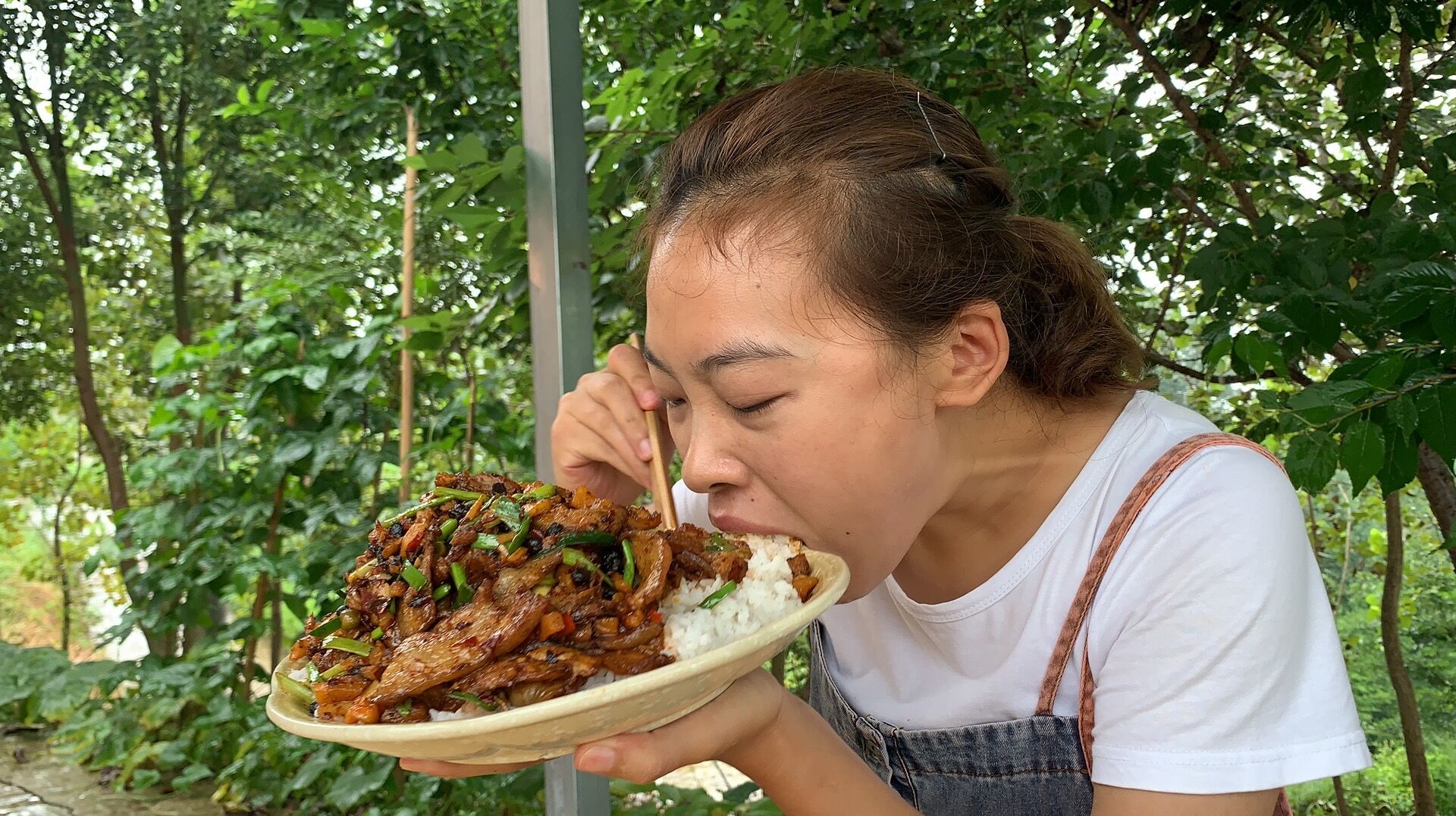 秋妹今天做回锅肉盖饭，四川做法，肉香而不腻，好吃下饭，看饿了