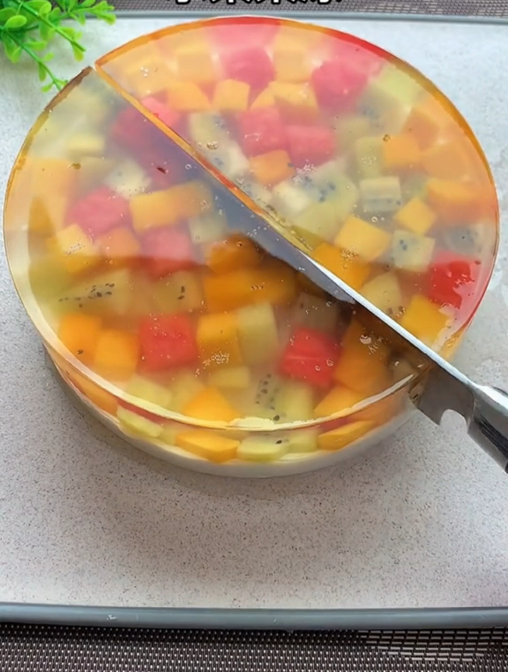 做个这样的水果果冻蛋糕,都是孩子爱吃的水果,好吃又好看