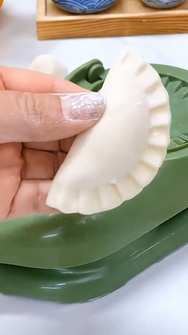 神奇包饺子神器,擀皮包馅一气呵成,美味随时享