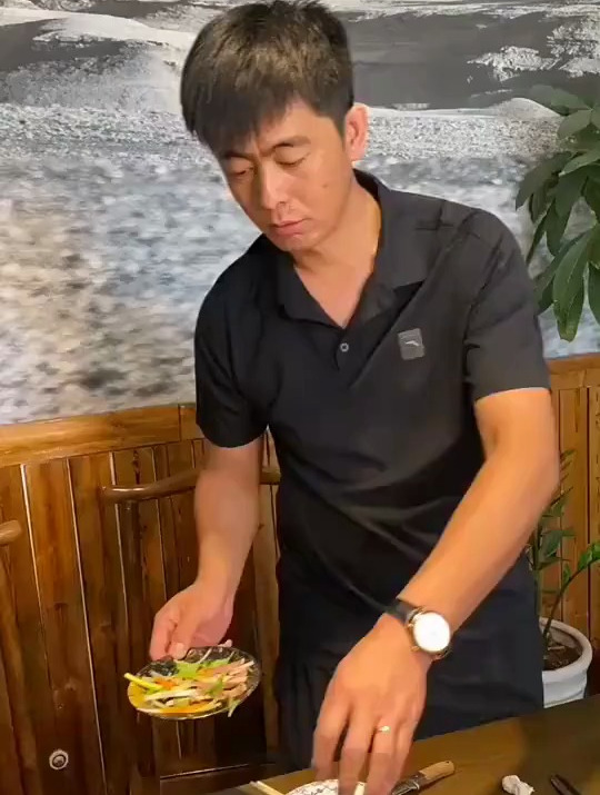 内蒙老铁发来一段视频,看到这一锅肚包肉,把我馋坏了!