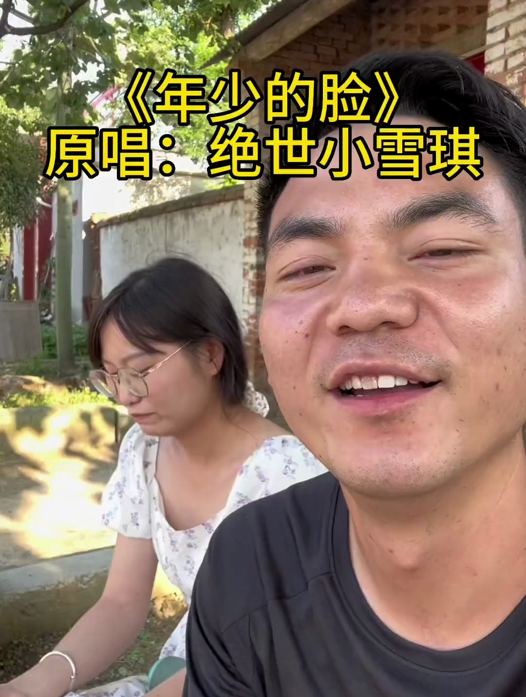 阳光展望我的脸庞 犹如四季 可院子里的公鸡确实让我想到了小时候