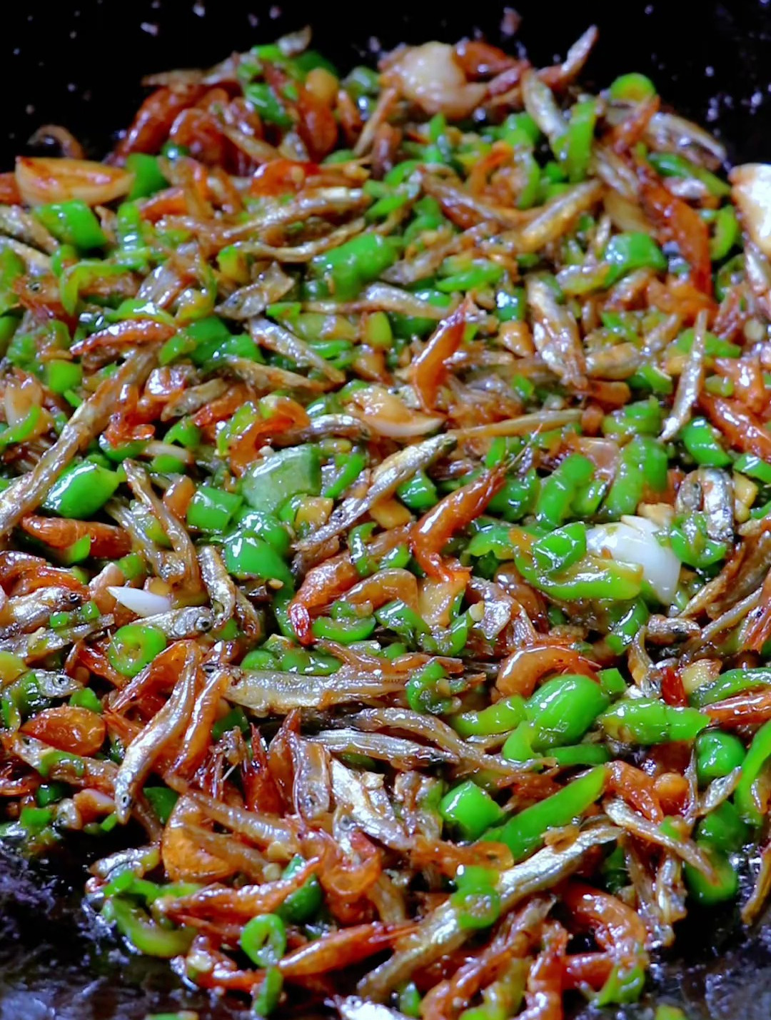 青椒炒小鱼小虾,鲜香美味