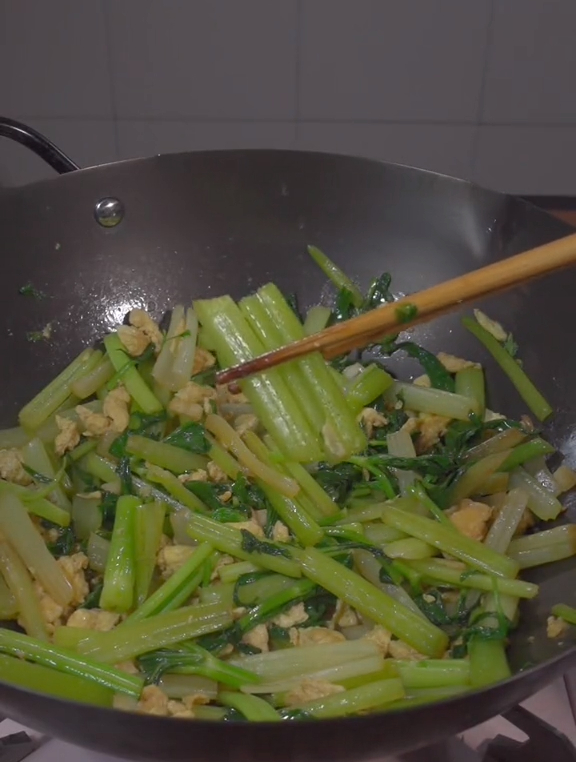 你知道芹菜炒鸡蛋怎么做好吃吗?不会我教你