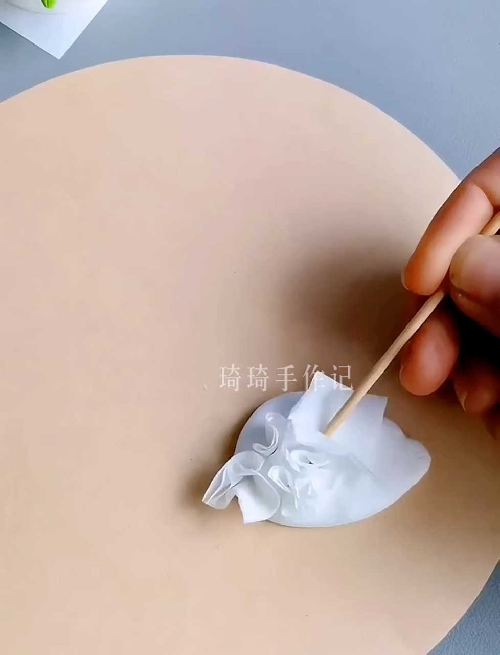 和孩子一起用卫生纸和粘土,动手做《咏鹅》春天主题画,太有创意了!