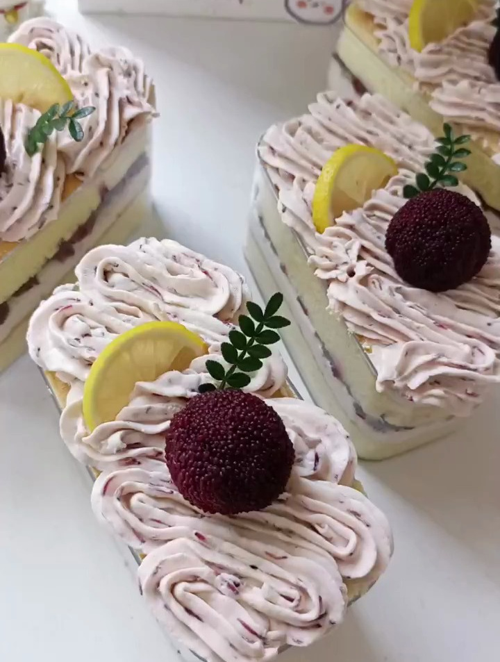 自制杨梅蛋糕盒子,酸酸甜甜好吃不腻