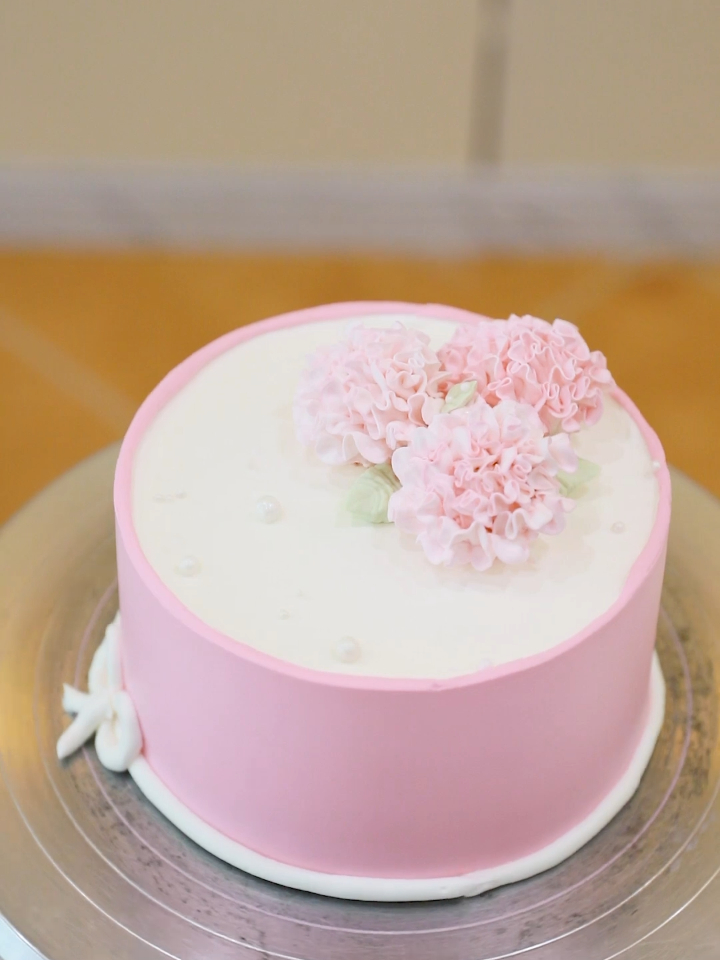 今日西点课堂实拍:简约花卉蛋糕!零基础的你也可以!