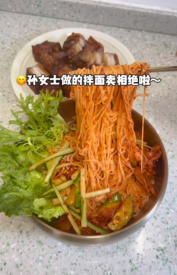 酸辣口辣白菜拌面和脆皮五花肉馋哭!