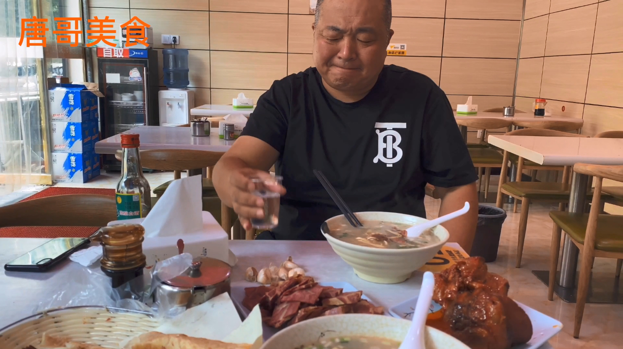 驴蹄子15元一个,五香驴肉一份再来一碗驴肉汤喝早酒可得劲了