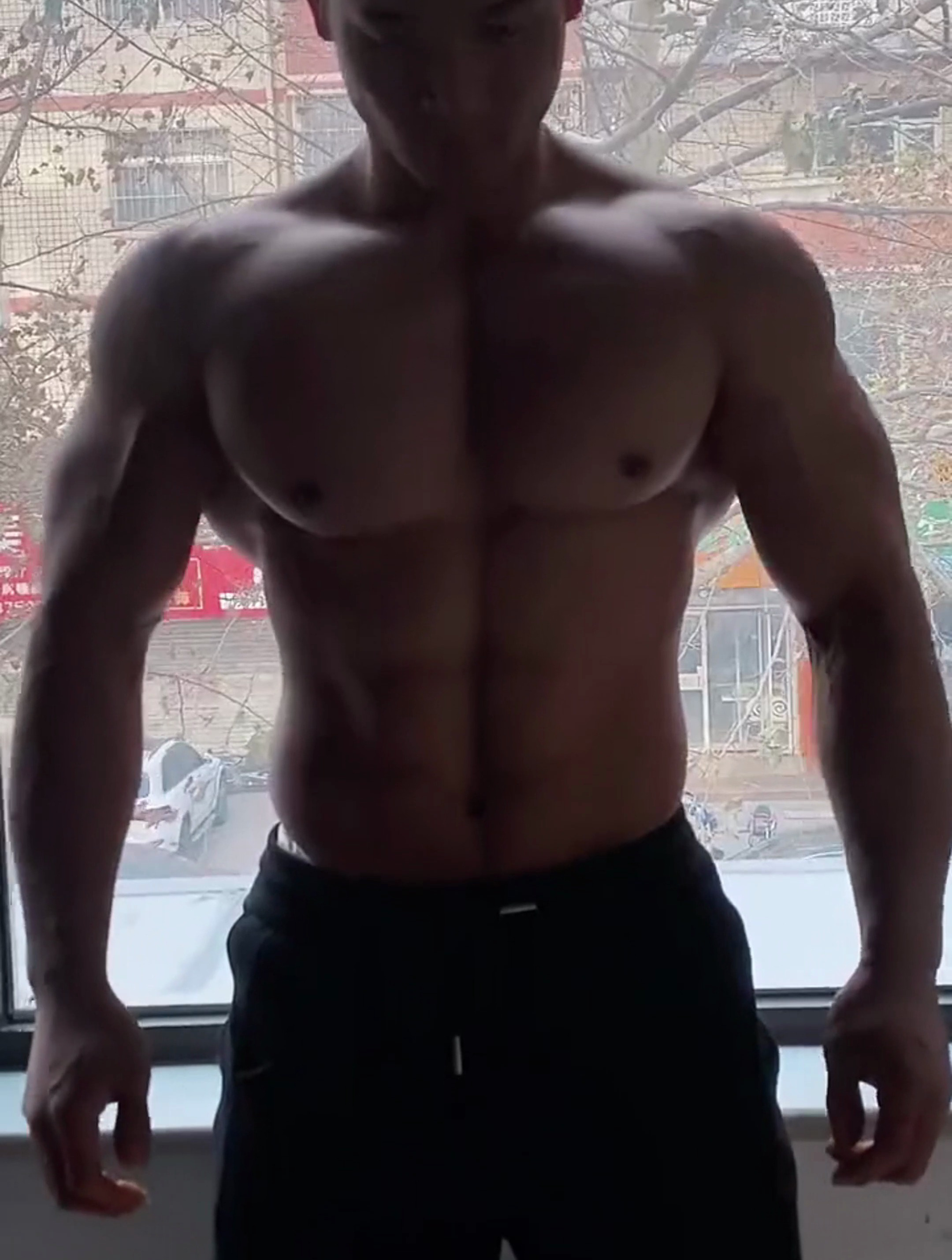 大胸肌肌肉男谁会不喜欢啊!你会喜欢吗?