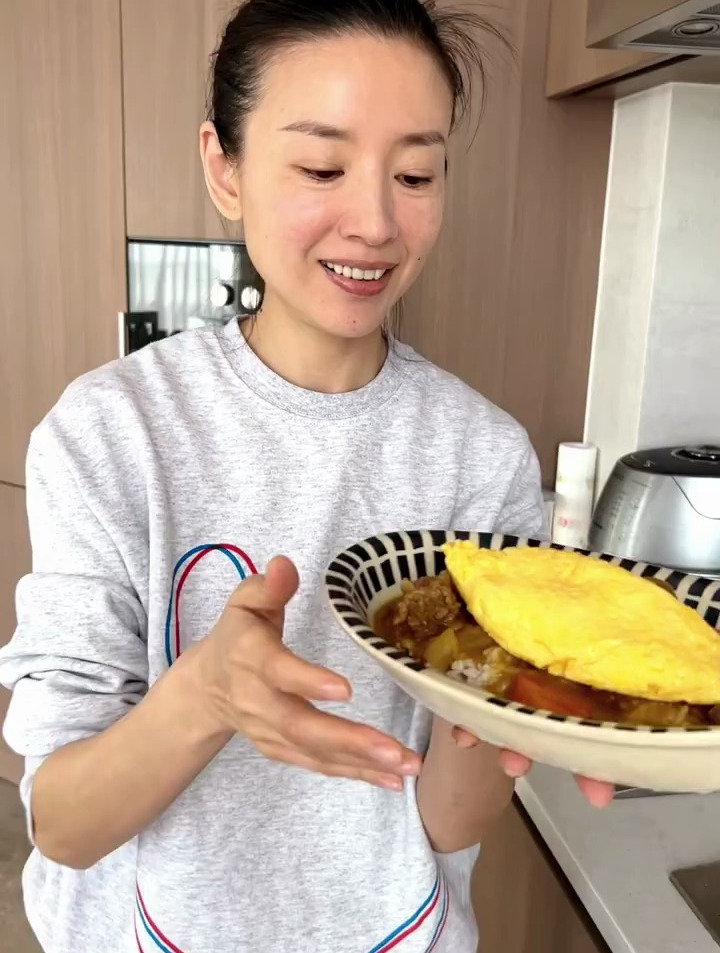 董洁素颜下厨为儿子做咖喱蛋包饭,不仅人漂亮,做饭也好吃!