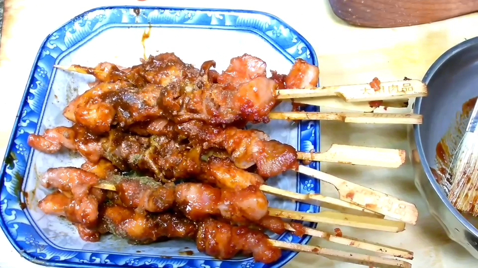 一包骨肉相连,小伙一顿吃完,晚餐解决了