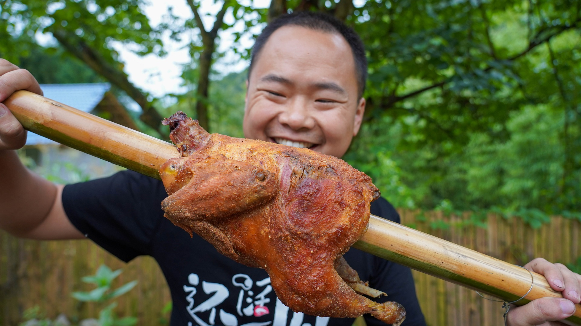 这才是真正的烤鸡，整只鸡用竹竿串上一烤，外酥里嫩，吃着真过瘾