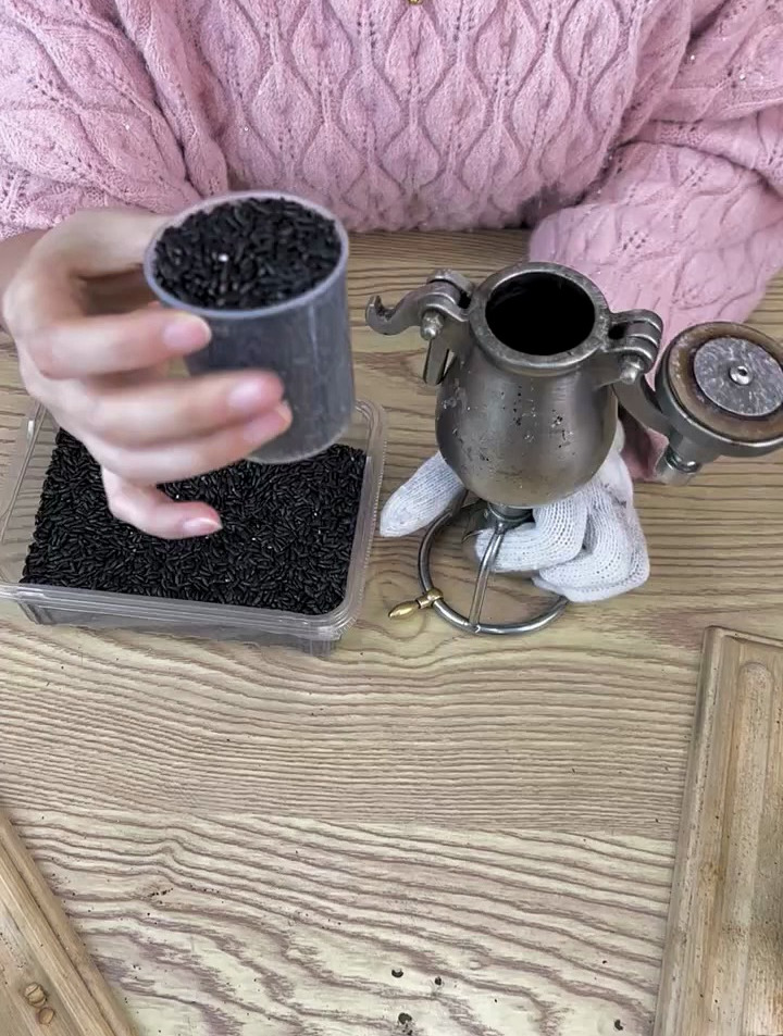 老式手摇爆米花机,黑米爆花,你们见过吗?