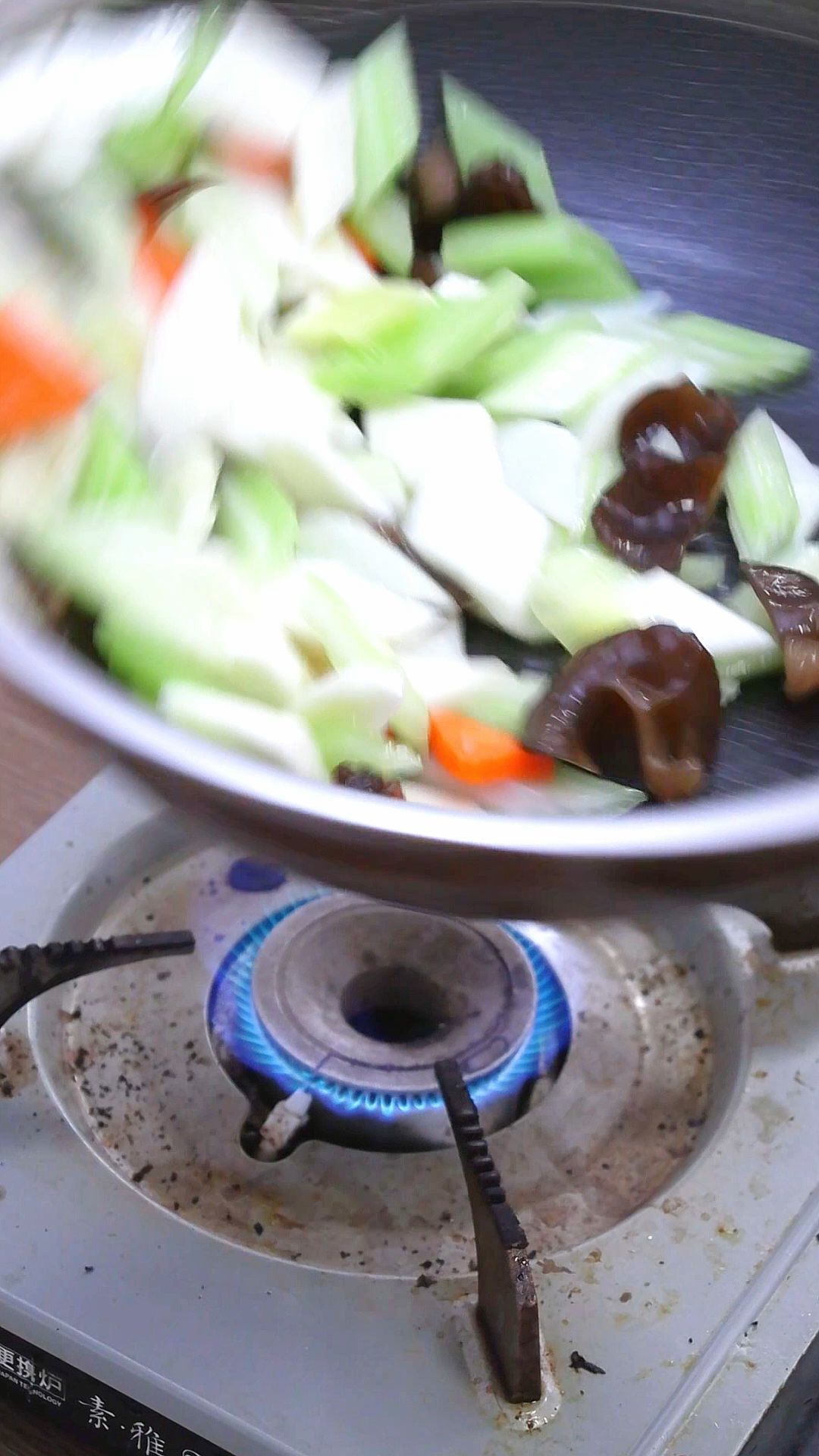 色彩丰富、营养均衡的西芹木耳炒淮山