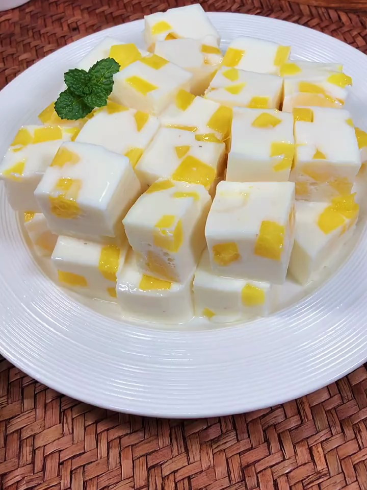 家里有不喝牛奶的宝贝,可以做成水果布丁,孩子吃完还想要