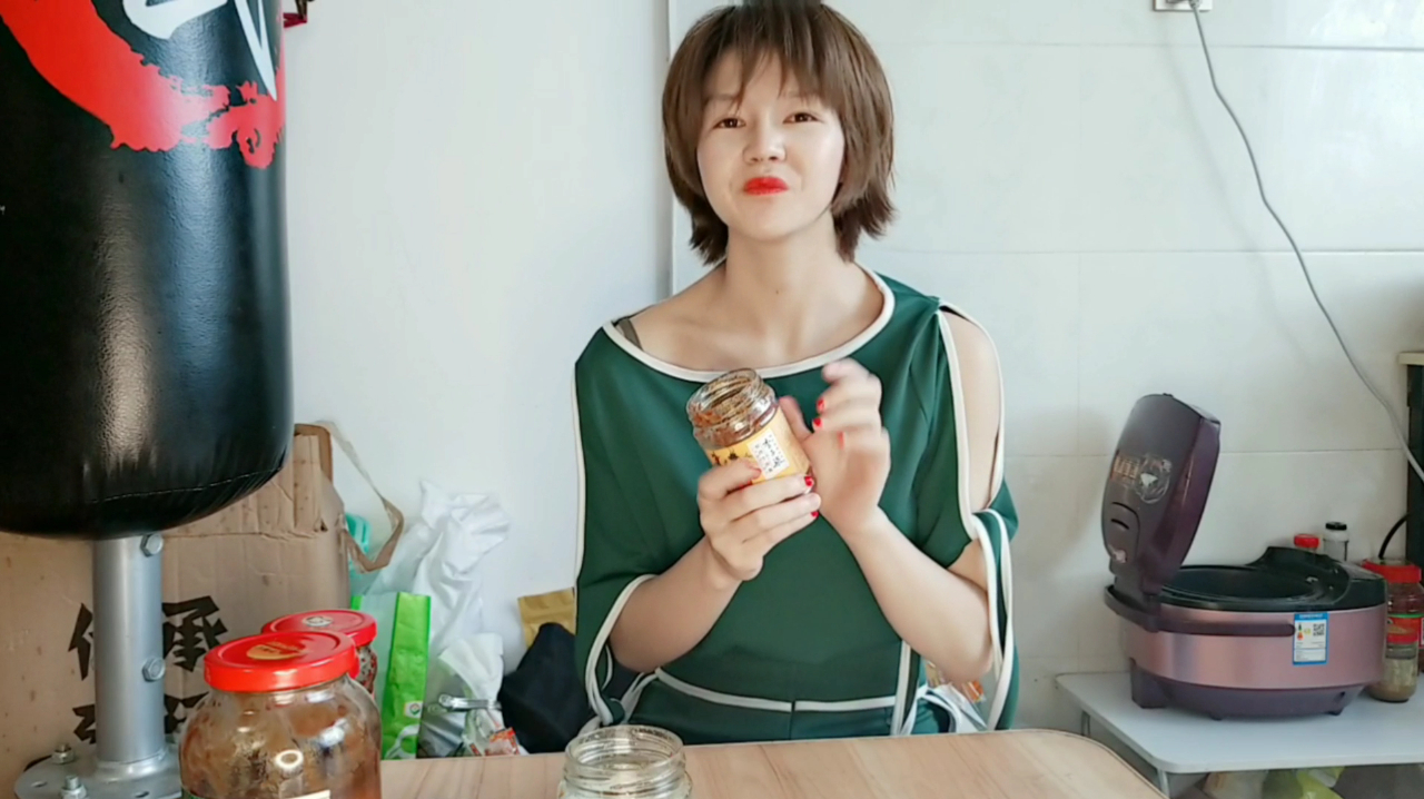 花43元尝试李子柒牛肉酱与香菇酱,味道让人意想不到,我不会再买