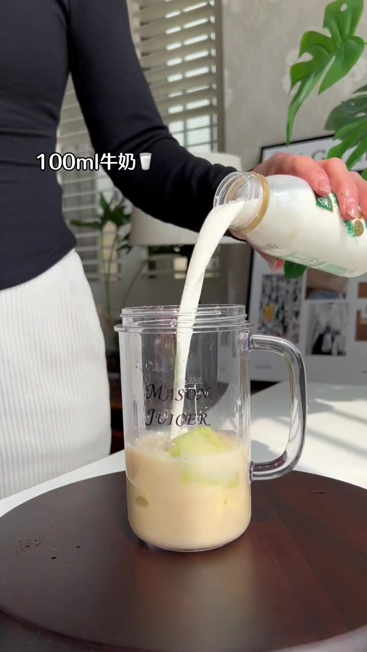 今日份猕猴桃苹果奶昔,酸酸甜甜的!好喝到想去开店!