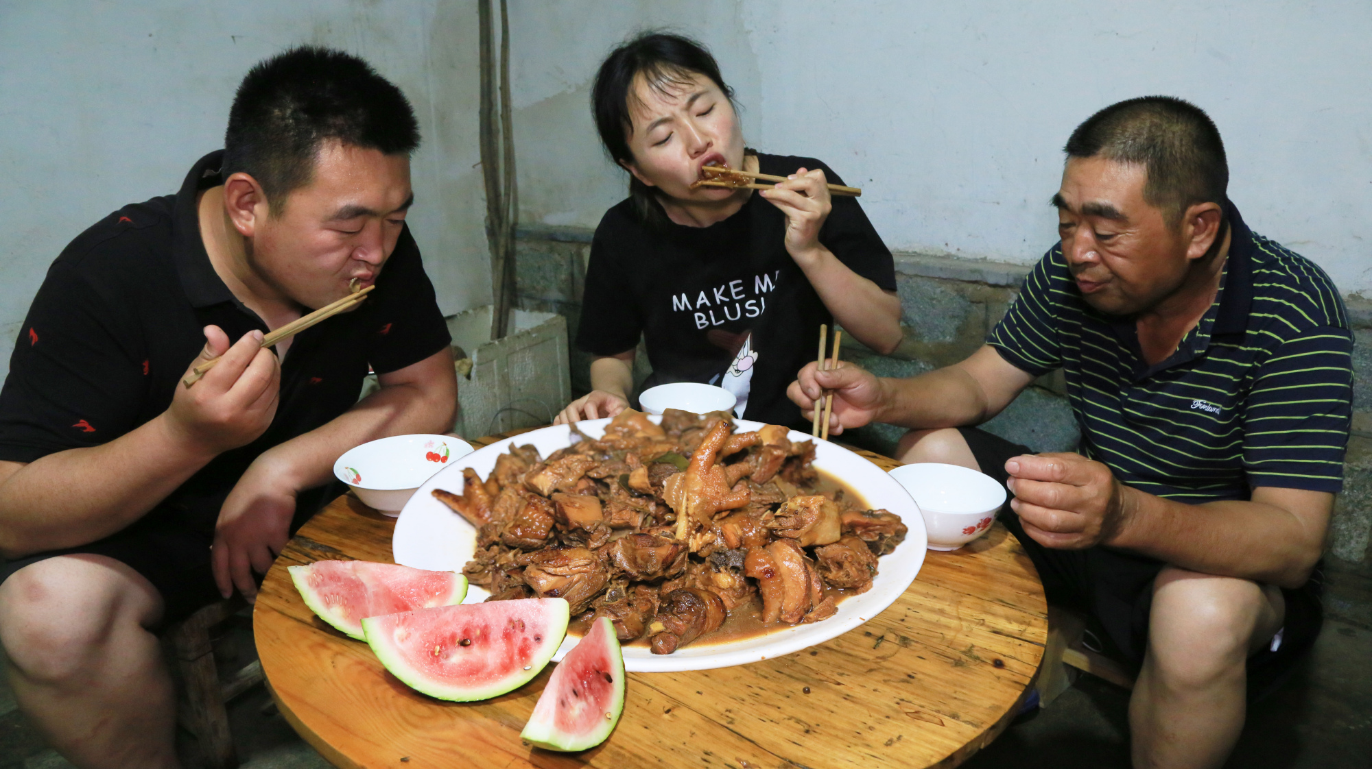 老爸想吃鸡,小玉宰了一只8斤重的大公鸡,做大盘鸡,爷仨吃撑了