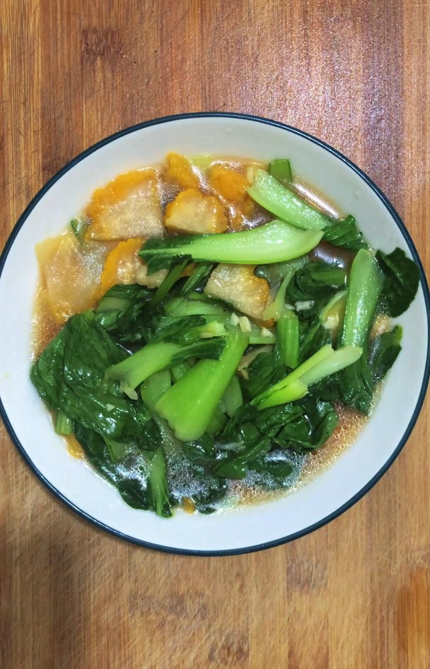 油菜怎么做好吃,分享一道油菜炒金耳菌