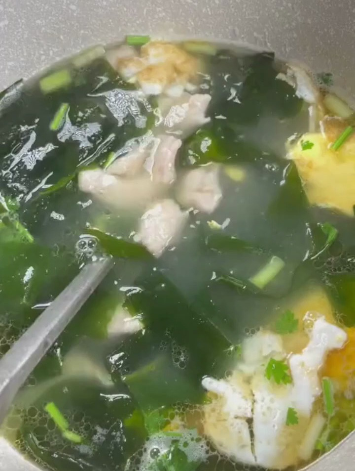 小孩长个期间,一定要多安排这道裙带菜肉片汤给他喝