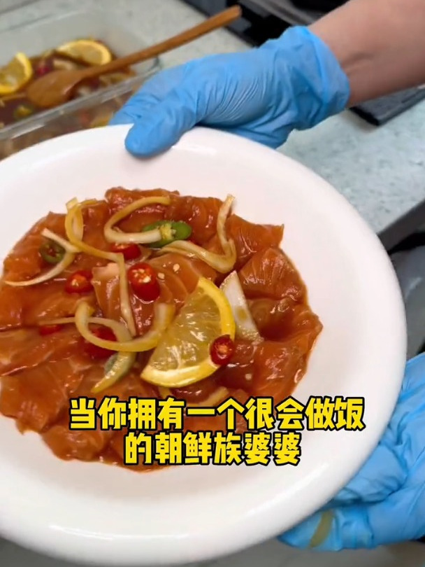 今天孙女士做了生腌三文鱼+三文鱼盖饭两种做法～香香!