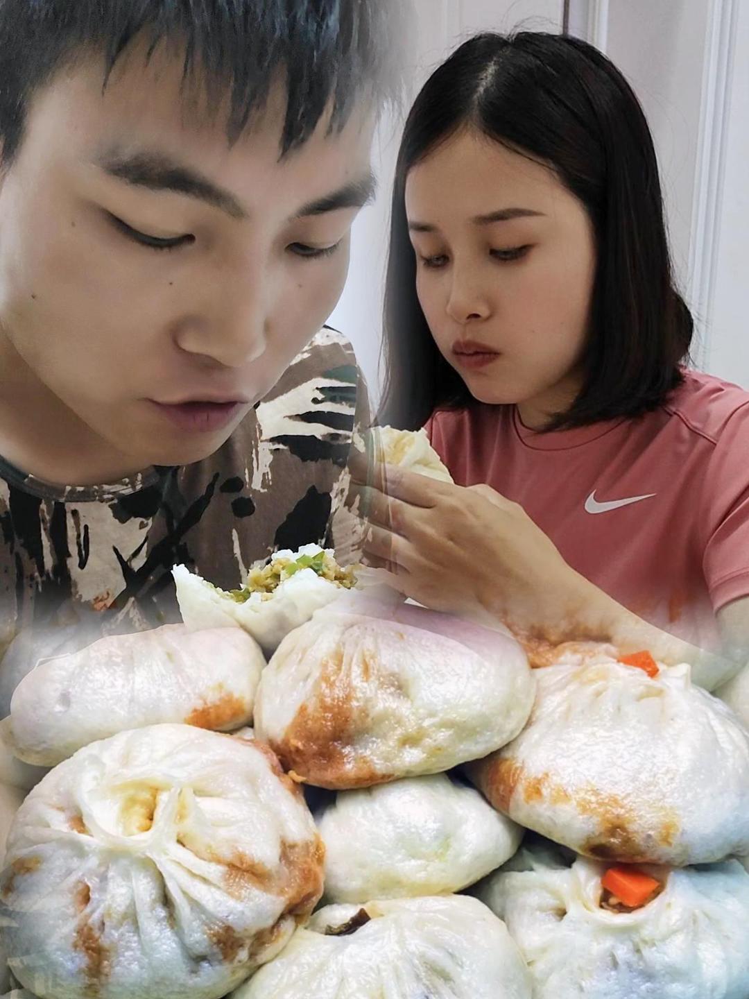 自己包的包子不好看,味道还是不错的,竟然吃了三个没过瘾