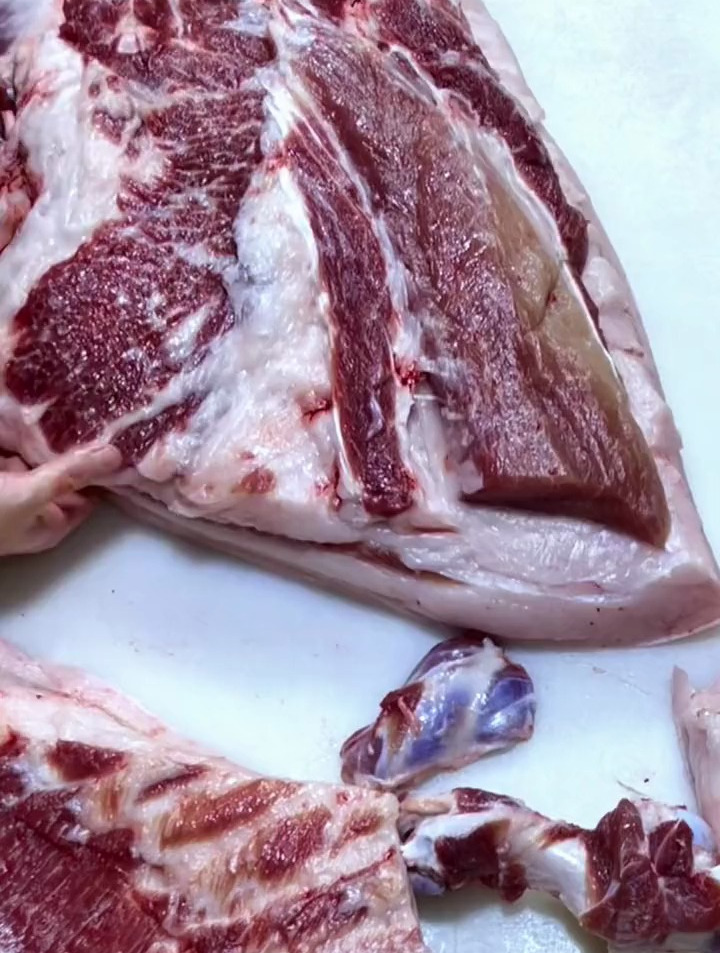 热鲜农家土猪肉分割完整视频。解压视频