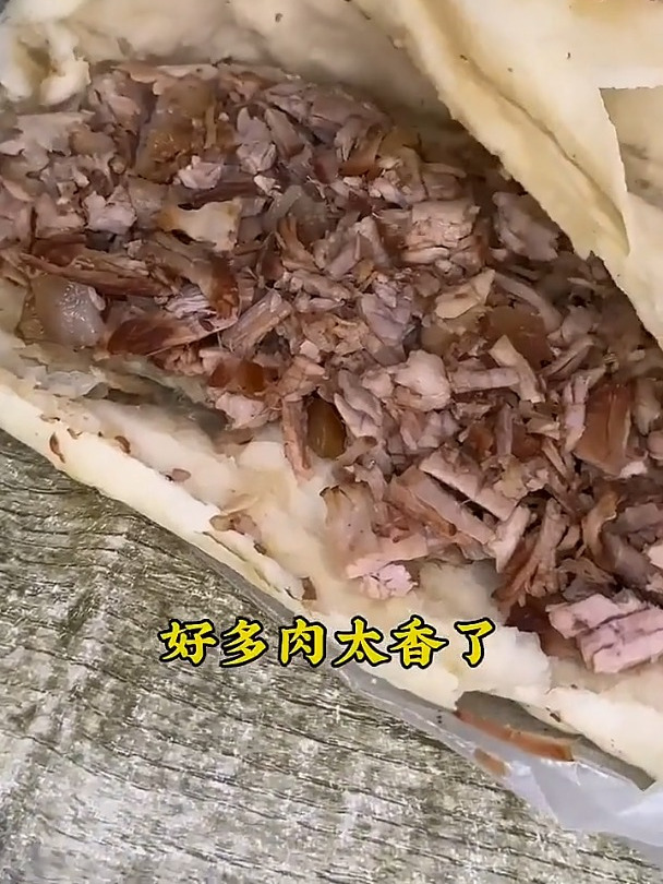 陕西的烧饼真的是花样百出,有豆沙的,麻辣的,五香的,红糖的