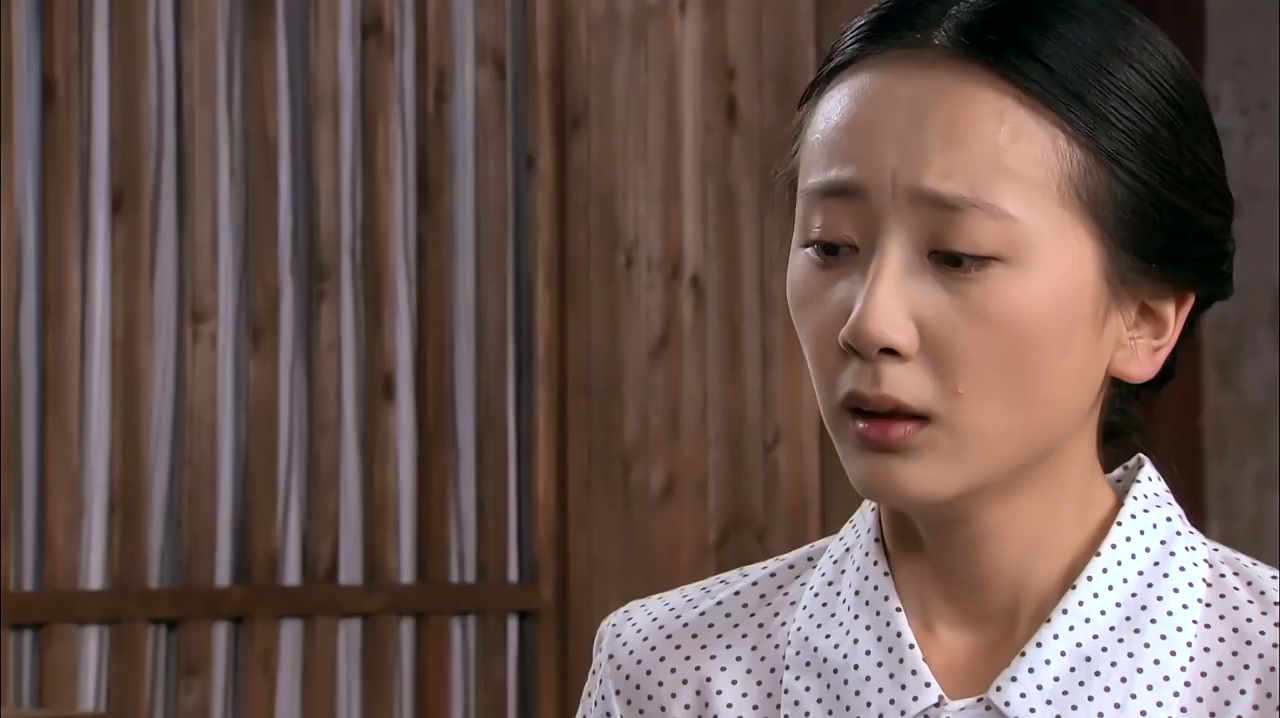 奶奶炖鸡给妈妈吃,孙子馋得不行,不料妈妈肚子里还有一个