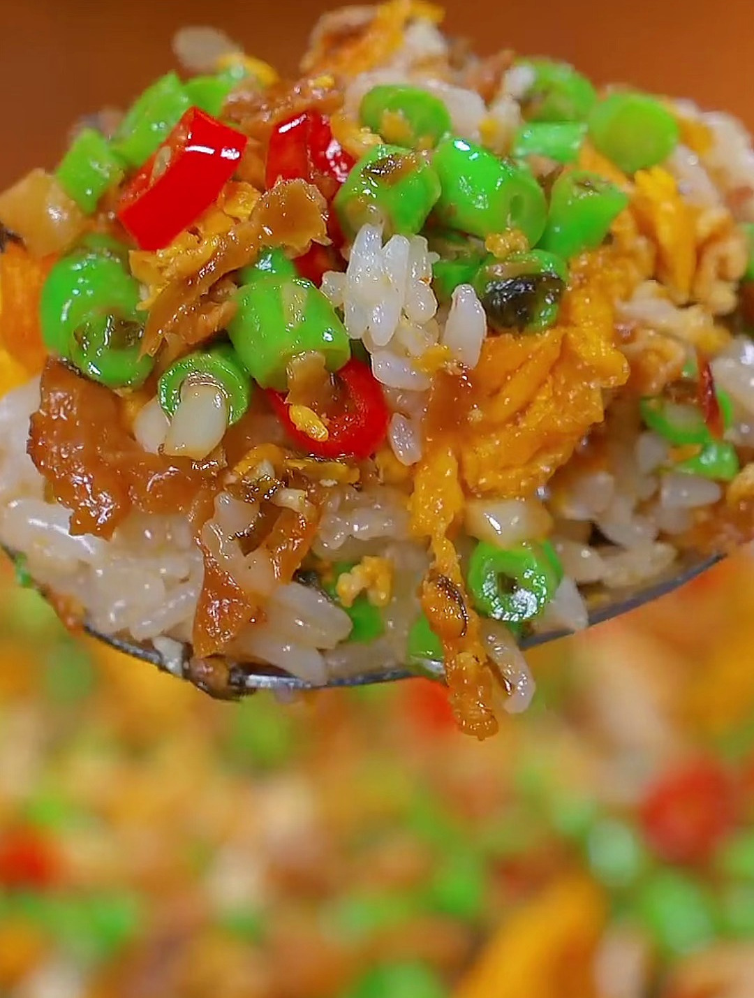 夏天的豆角你就和我这样做,搭配外婆菜和鸡蛋做出来又香又下饭