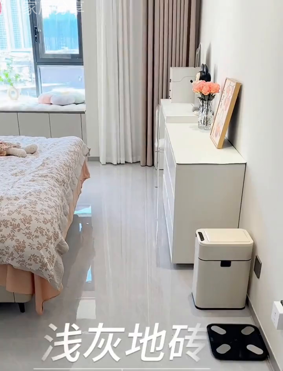 闺蜜们,把卧室弄成温馨暖色调!床头选浅灰,刷杏色乳胶漆,窗帘挑奶茶色,柜子用相思灰