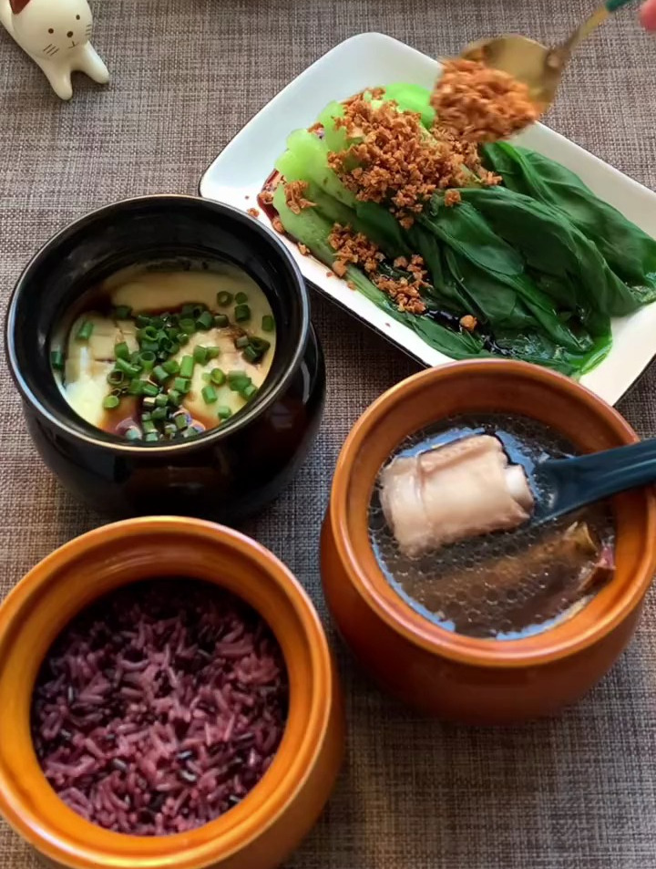 今日份简餐,牛奶根排骨汤,鲍鱼蒸蛋,青菜,混合米饭